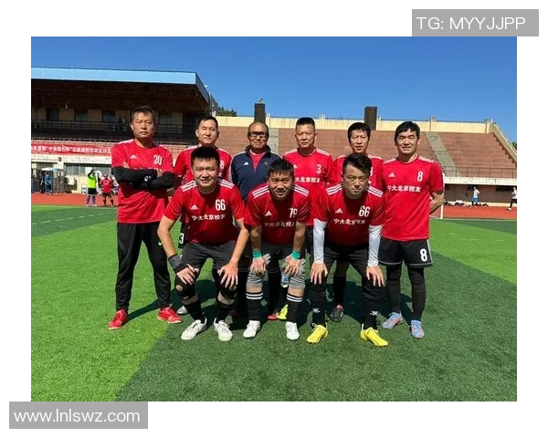 足球明星齐聚一堂大头合照展现团结与友谊的精彩瞬间